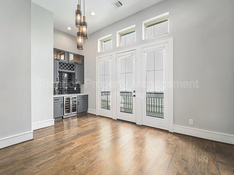 2221 Francis St — Photo 7