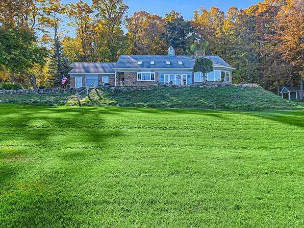 8915 Grange Hill Rd, New Hartford, NY 13413