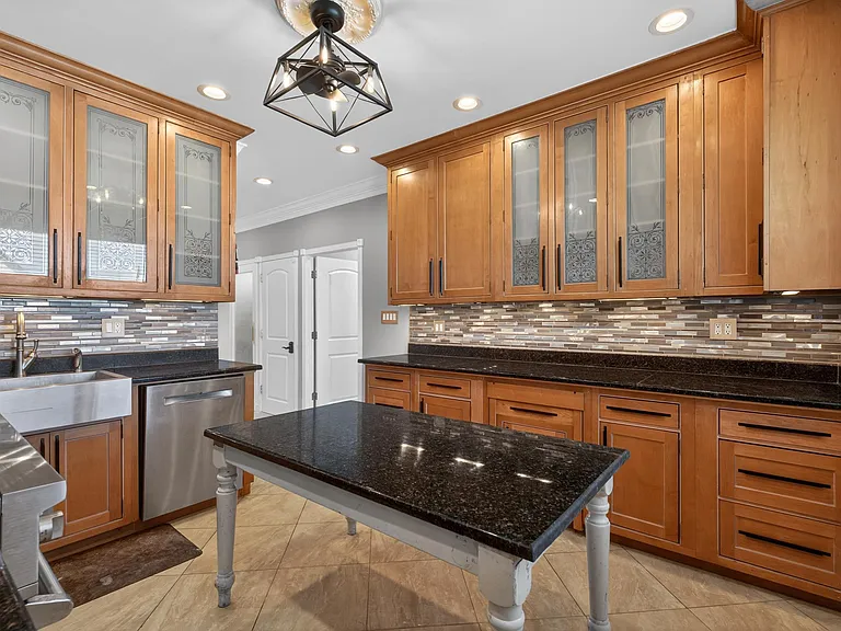 257 Kennedy Blvd — Photo 16
