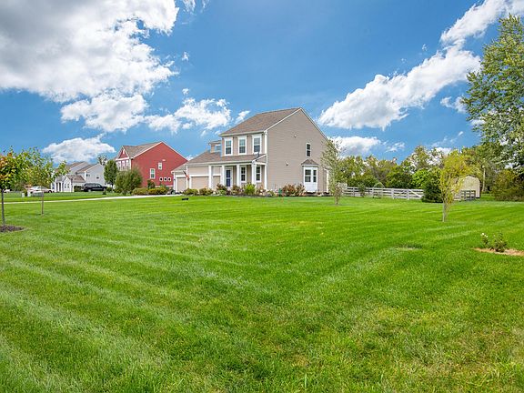 3rd image of 8201 Meadow Chase Dr