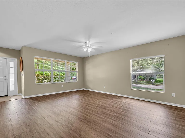 10825 Newbridge Dr — Photo 5