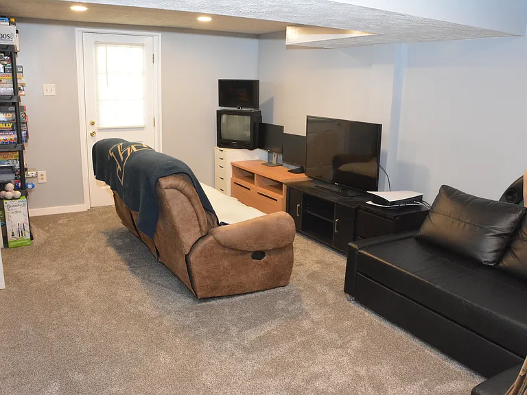 117 Huron Dr — Photo 19
