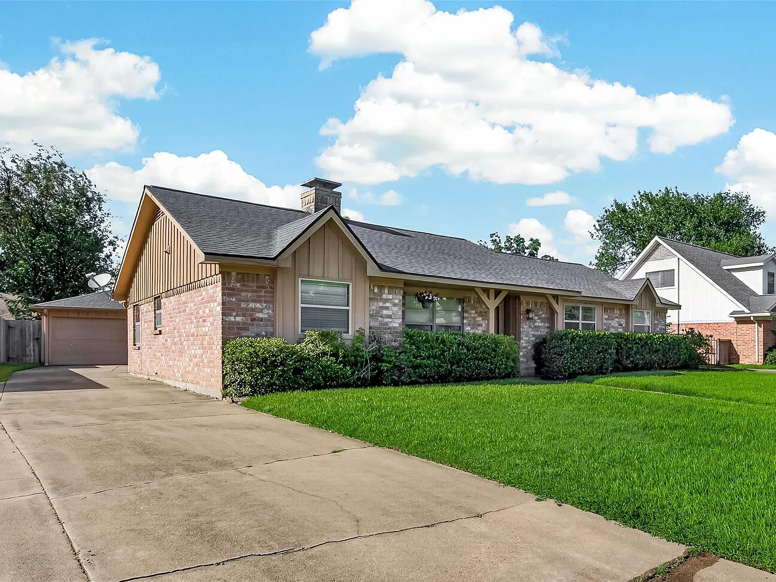 4 bed, 2.0 bath, 1648 sqft, $2,400 — Photo 3