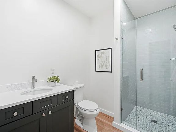 4th image of 989 Parkside Pl #2