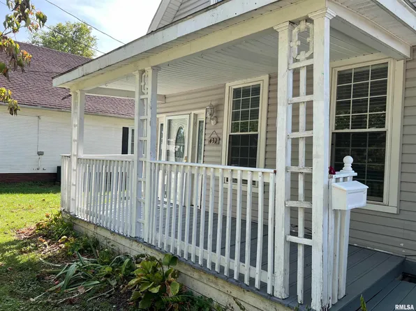 437 S Mauvaisterre St, Jacksonville, IL 62650
