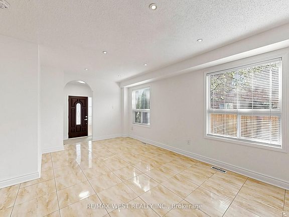 5th image of 63 Echo Ridge Cres