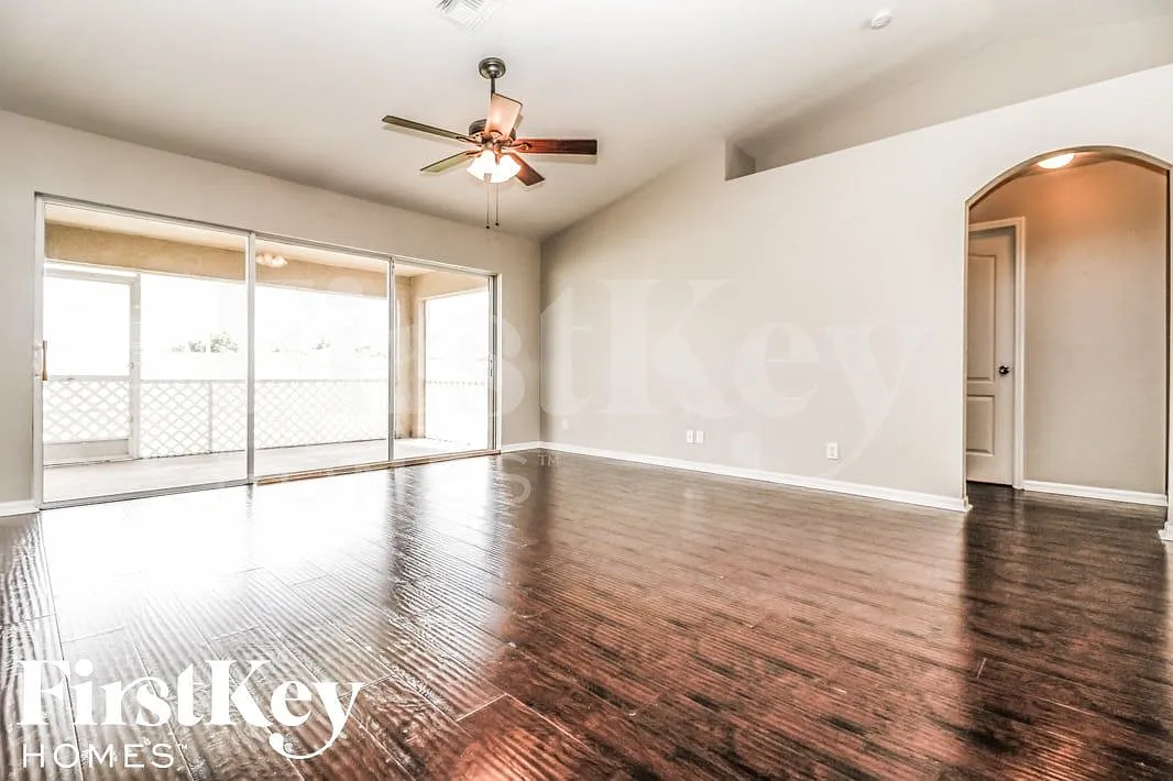 3 bed, 2.0 bath, 1418 sqft, $1,670 — Photo 3