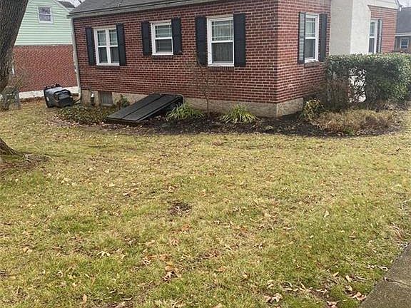 4th image of 1055 Park Dr