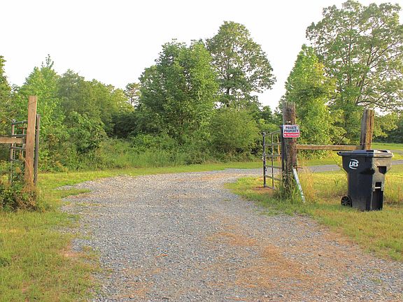 3rd image of 623 Batesville Mountain Rd