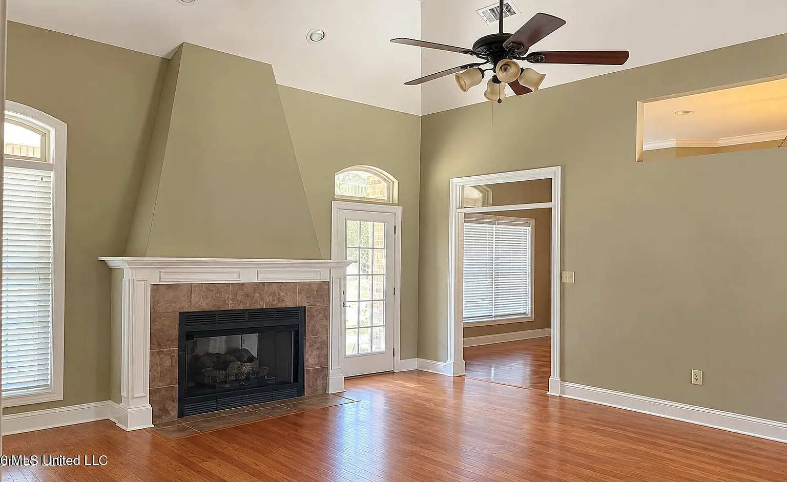 4 bed, 2.5 bath, 2301 sqft, $2,500 — Photo 4