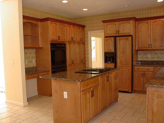 Great Open Kitchen w/ Granite Counters