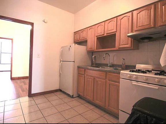 3rd image of 189 Wilson Ave APT 3R