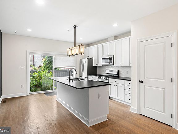 5th image of 1031 E Earl St