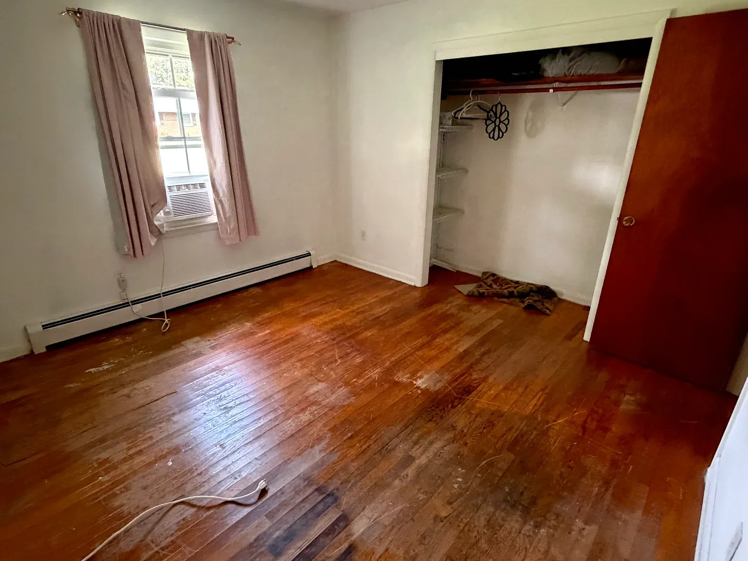 4 bed, 1.5 bath, 1600 sqft, $2,300 — Photo 2