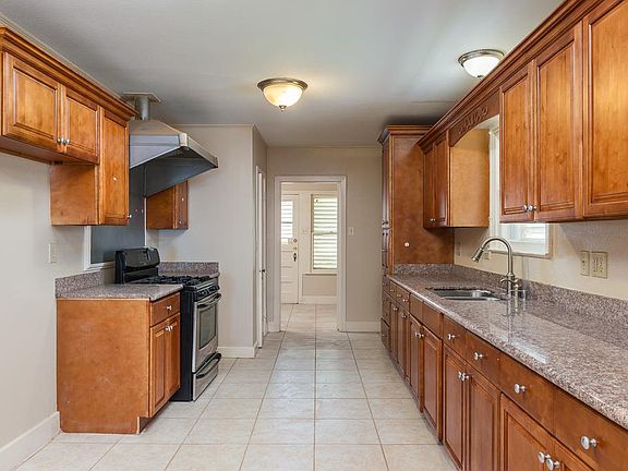 4th image of 5011 Avenue N 1/2