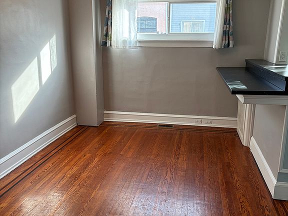 4th image of 176 Blackburn Ave