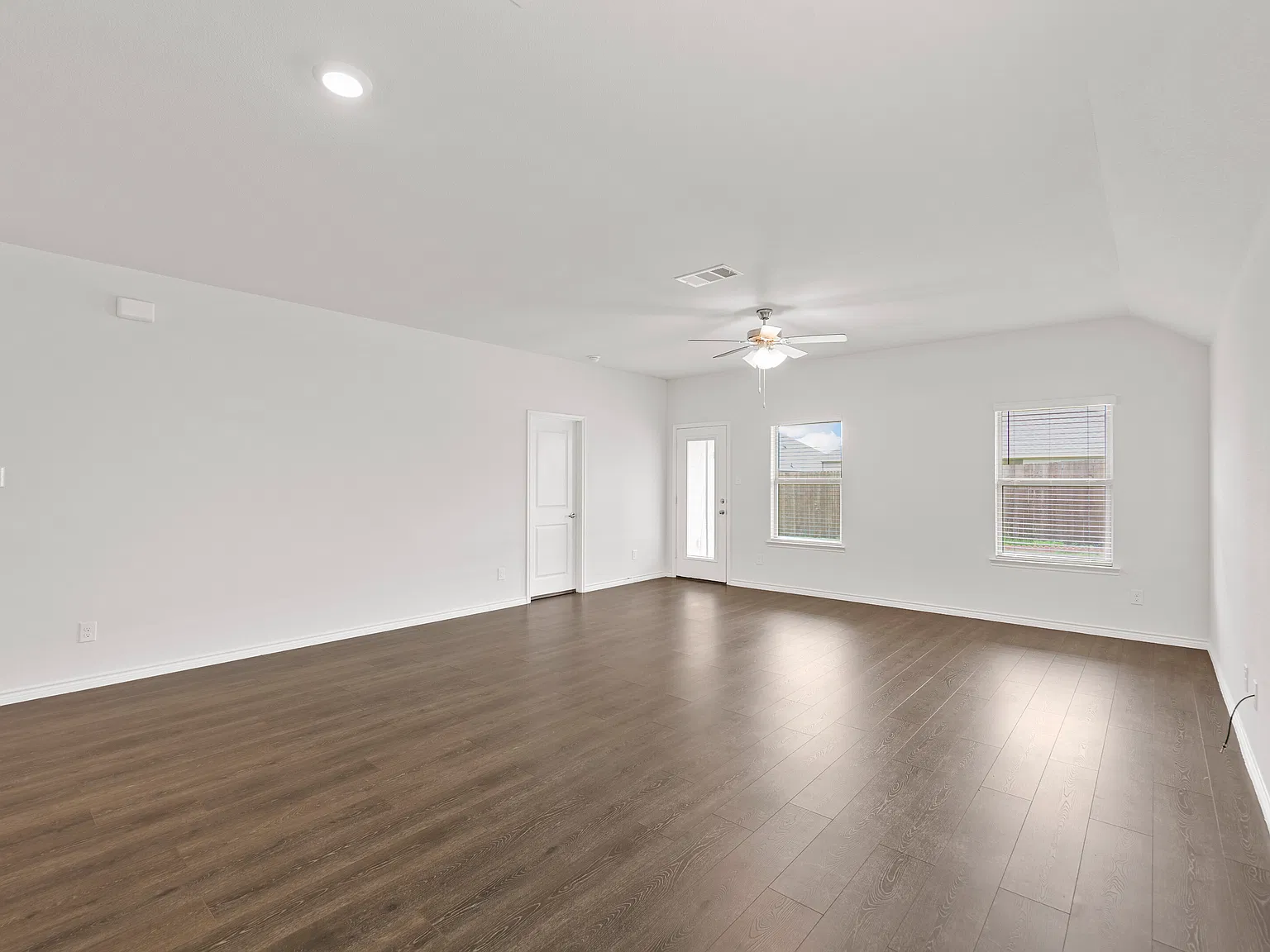 4 bed, 2014 sqft, $2,100 — Photo 3