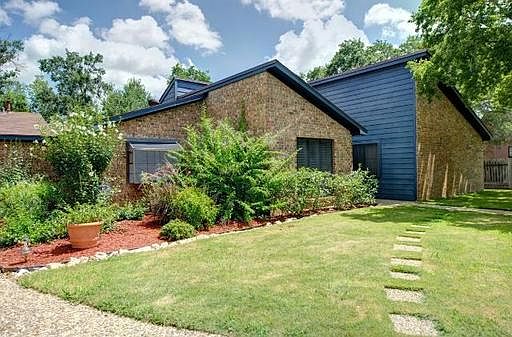 1st image of 2700 Jennifer Cir