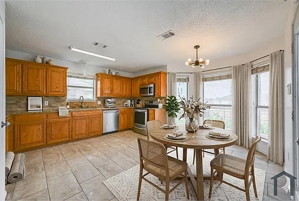 809 Elbe Dr — Photo 5