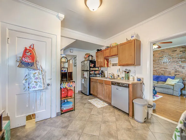 2405 Summit St — Photo 10