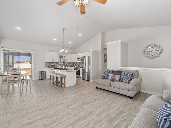 4th image of 703 S Red Oaks Cir