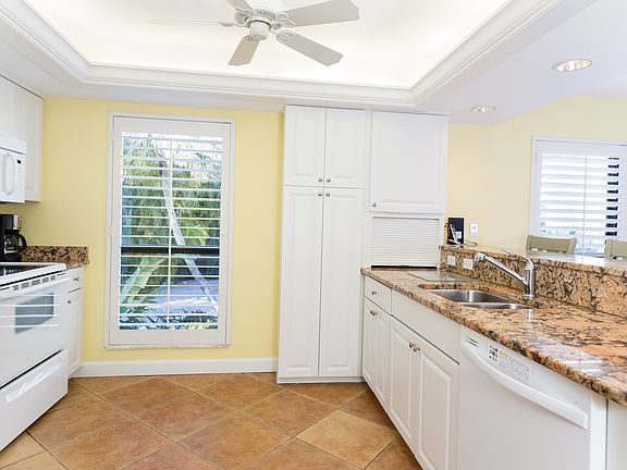 4th image of 15411 Captiva Dr #B4