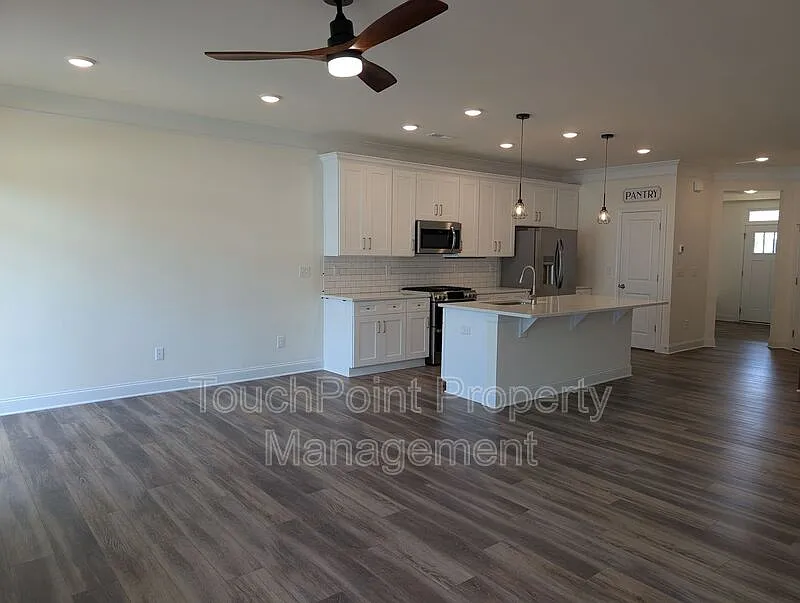 3 bed, 2.5 bath, 1817 sqft, $2,200 — Photo 4