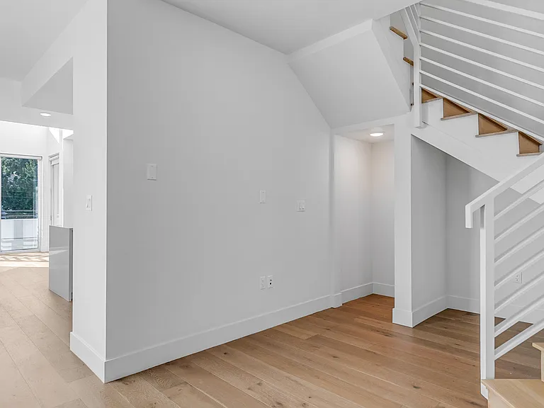 2000 N Beachwood Dr #101 — Photo 15