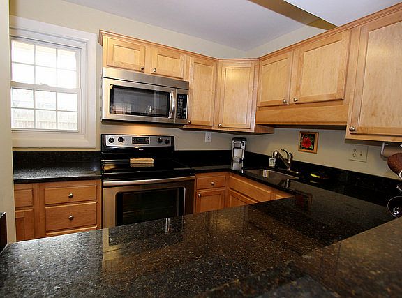 4th image of 425 James Ct