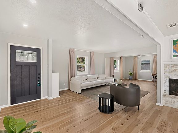 5th image of 1702 Surrey Cir