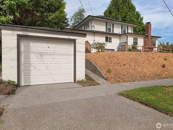 5th image of 119 20th Avenue SE
