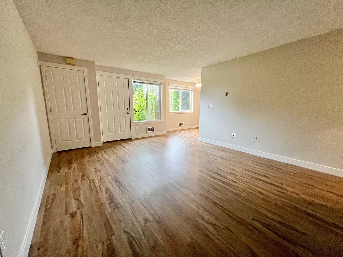 Building Photo - 131 Lippert Dr W #103