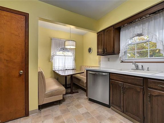 4th image of 21601 Lake Shore Blvd