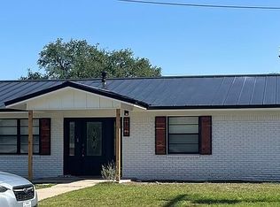 1304 W 4th St, Lampasas, TX 76550