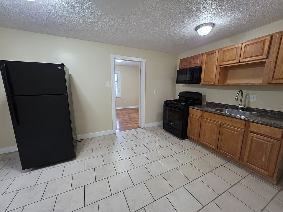 1st image of 564 Howard Ave #L3