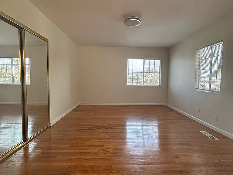 221 S Commonwealth Ave — Photo 11
