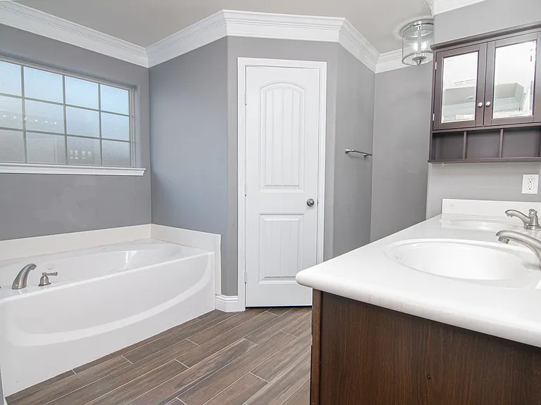 5705 Champions Dr — Photo 10