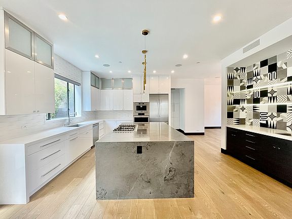 4th image of 1319 Sunset Plaza Dr