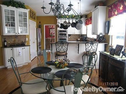 Upgraded Kitchen,breakfast nook, SS Appl