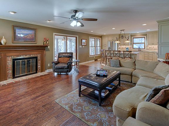 3rd image of 10713 Farragut Hills Blvd