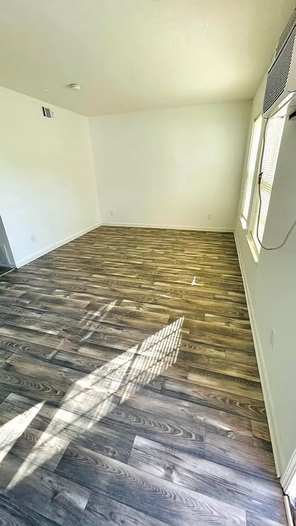 Eleven Oaks Apartments — Photo 3