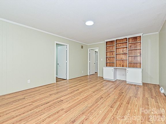 5th image of 655 Greenbriar Ave