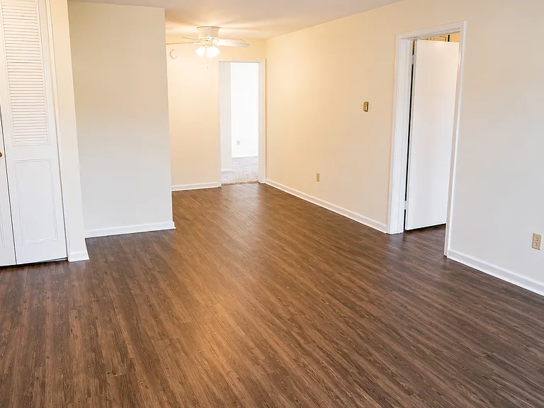 Highland Court Apartments — Photo 9