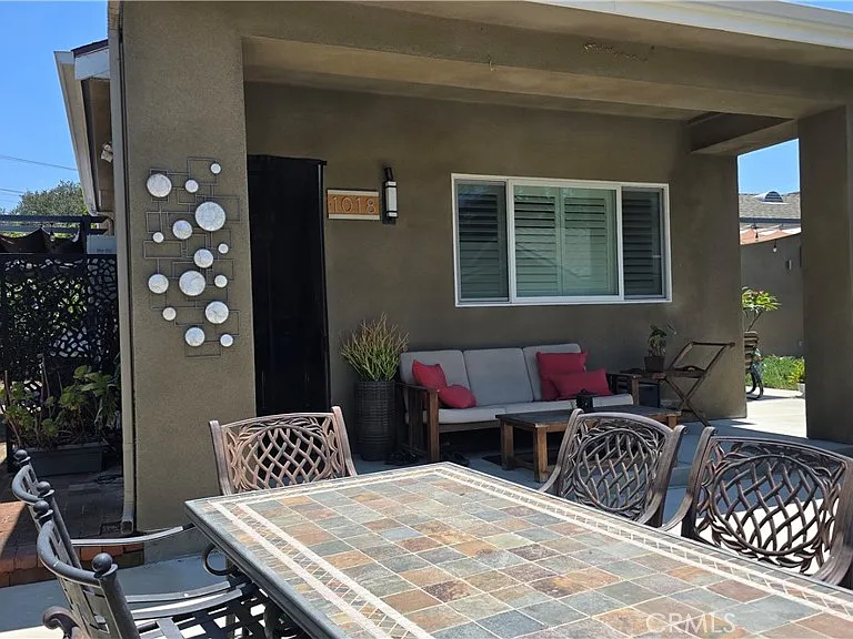 1018 La Presa Dr — Photo 2