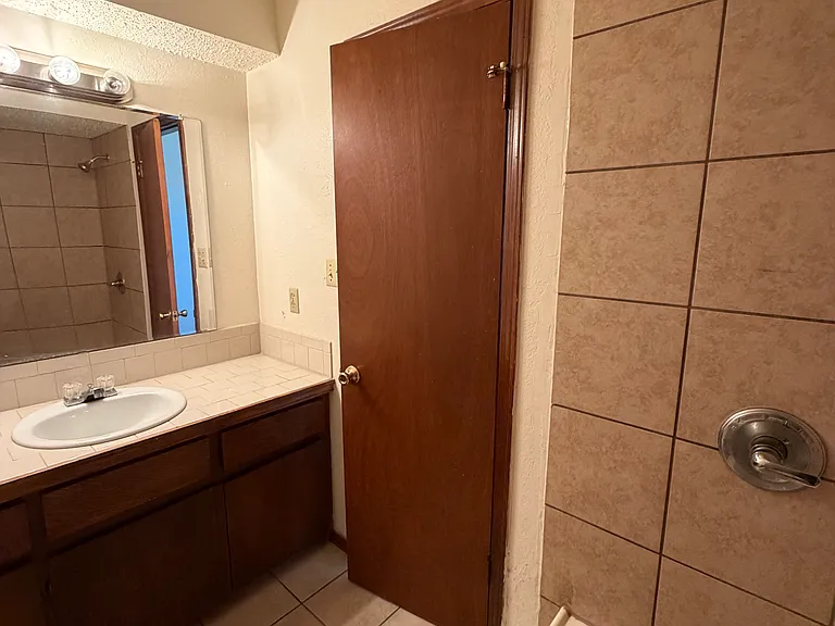 221 Bull Run St #E — Photo 16
