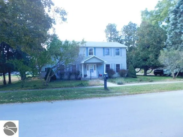10205 W Niagara St, Empire, MI 49630