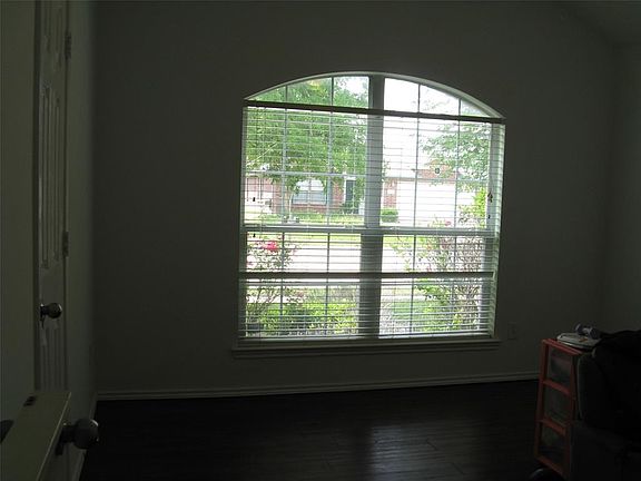 2nd image of 1013 Shackelford Ln