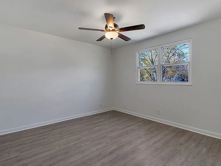 124 Grenadier Dr — Photo 18