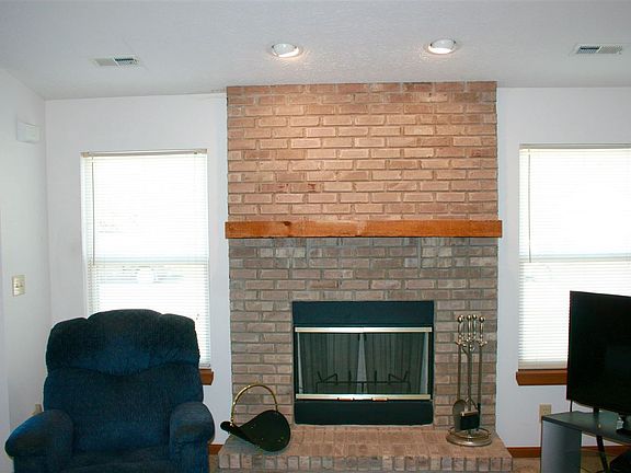 5th image of 709 Harrington Dr