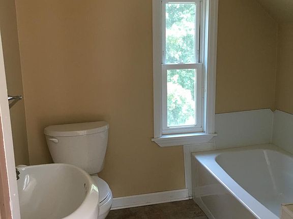 bathroom with tub